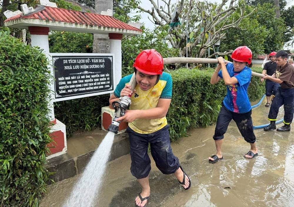 Dọn vệ sinh môi trường tại các di tích lưu niệm Chủ tịch Hồ Chí Minh - ảnh 1