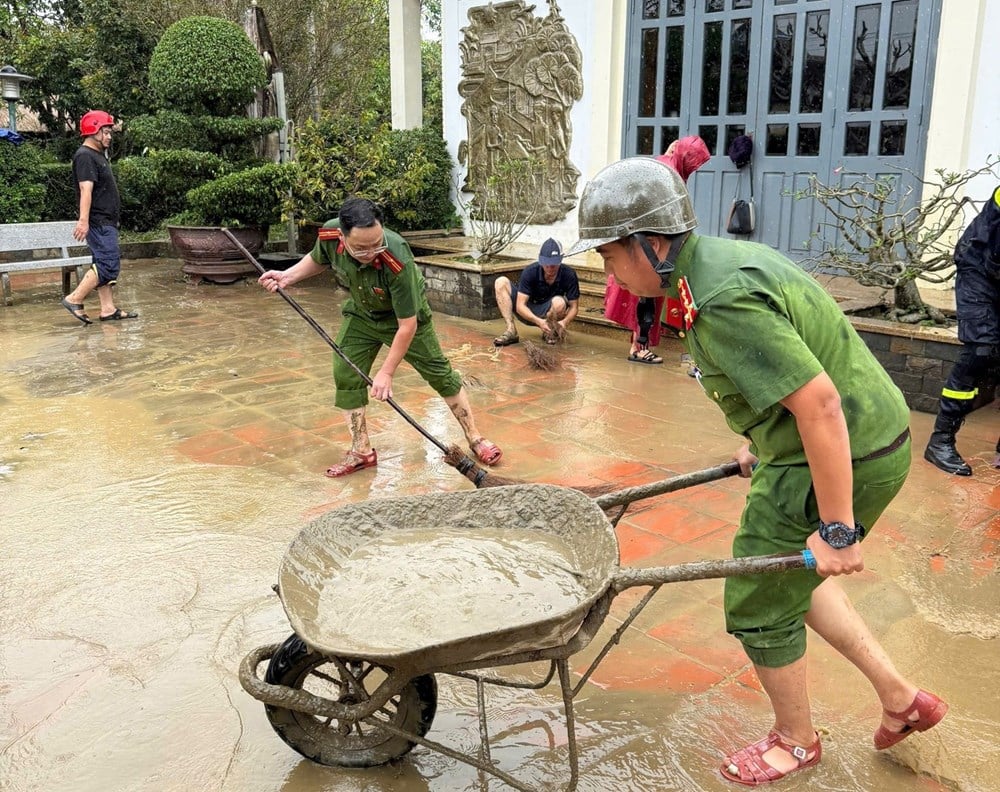 Dọn vệ sinh môi trường tại các di tích lưu niệm Chủ tịch Hồ Chí Minh - ảnh 2