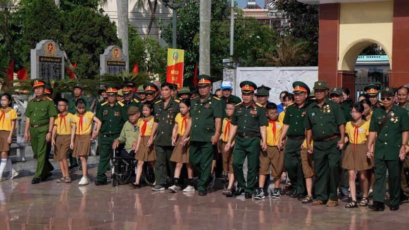 Hun đúc tình yêu lịch sử qua màn ảnh