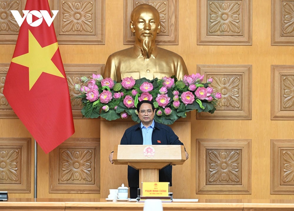 Prime Minister Pham Minh Chinh speaks at the meeting.
