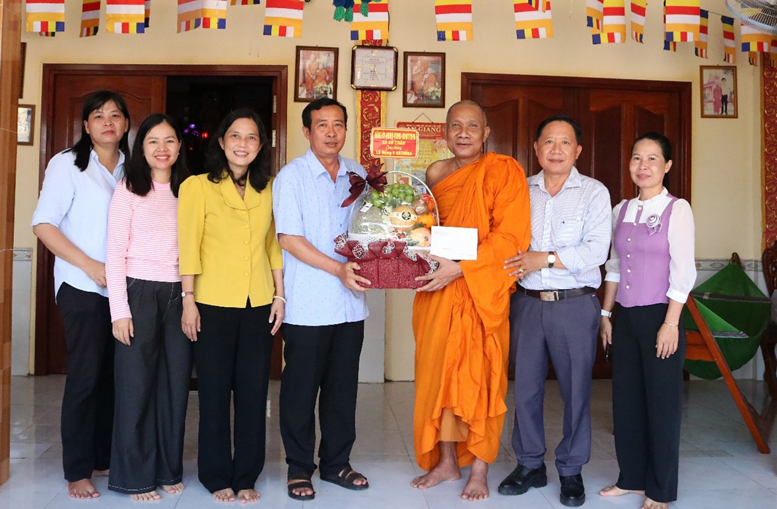 Bí thư Đảng ủy xã An Châu thăm, tặng quà chùa Chăs-Sđao