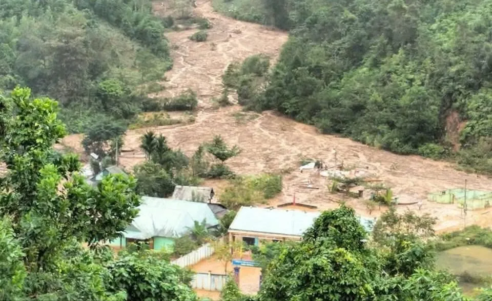 سیل اخیر باعث رانش زمین و رانش زمین در روستای آتیپ (بخش آ وونگ) شد.