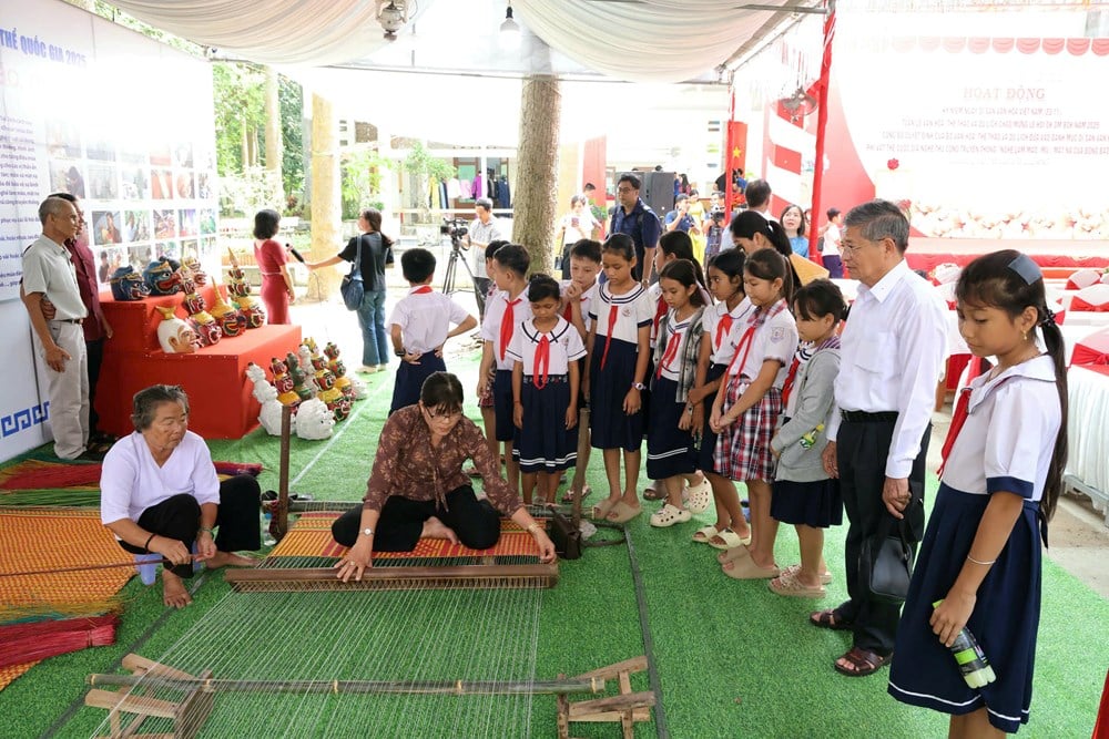 ພິທີ​ເປີດ​ບັ້ນ​ເຄື່ອນ​ໄຫວ​ສະ​ເຫຼີ​ມສະຫຼອງ​ວັນ​ມໍລະດົກ​ວັດທະນະທຳ ຫວຽດນາມ 23/11 - ຮູບ​ທີ 7