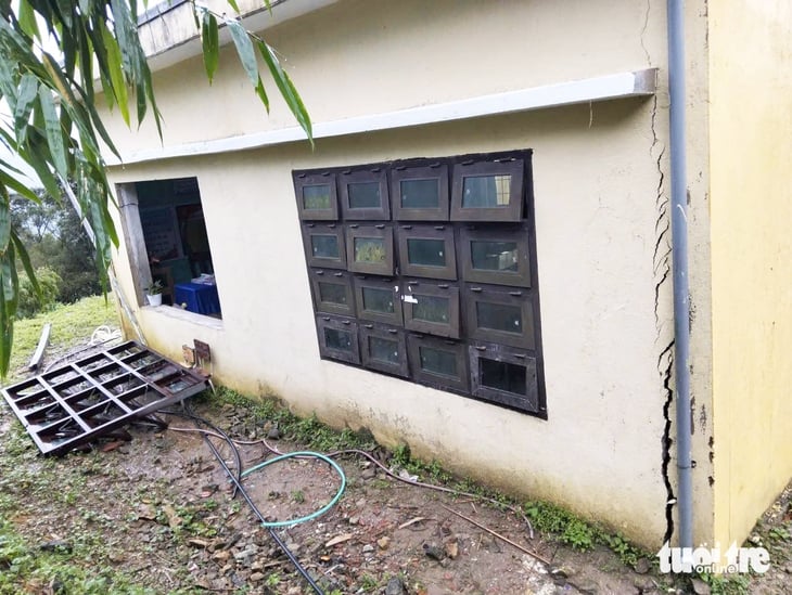 Nền nứt toác, sụt lún, điểm trường miền núi Đà Nẵng nguy cơ sập - Ảnh 6.