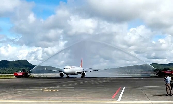Chuyến bay thương mại đầu tiên của hãng hàng không Sun Phu Quoc Airways trong nghi thức phun vòi rồng tại Cảng hàng không quốc tế Phú Quốc 