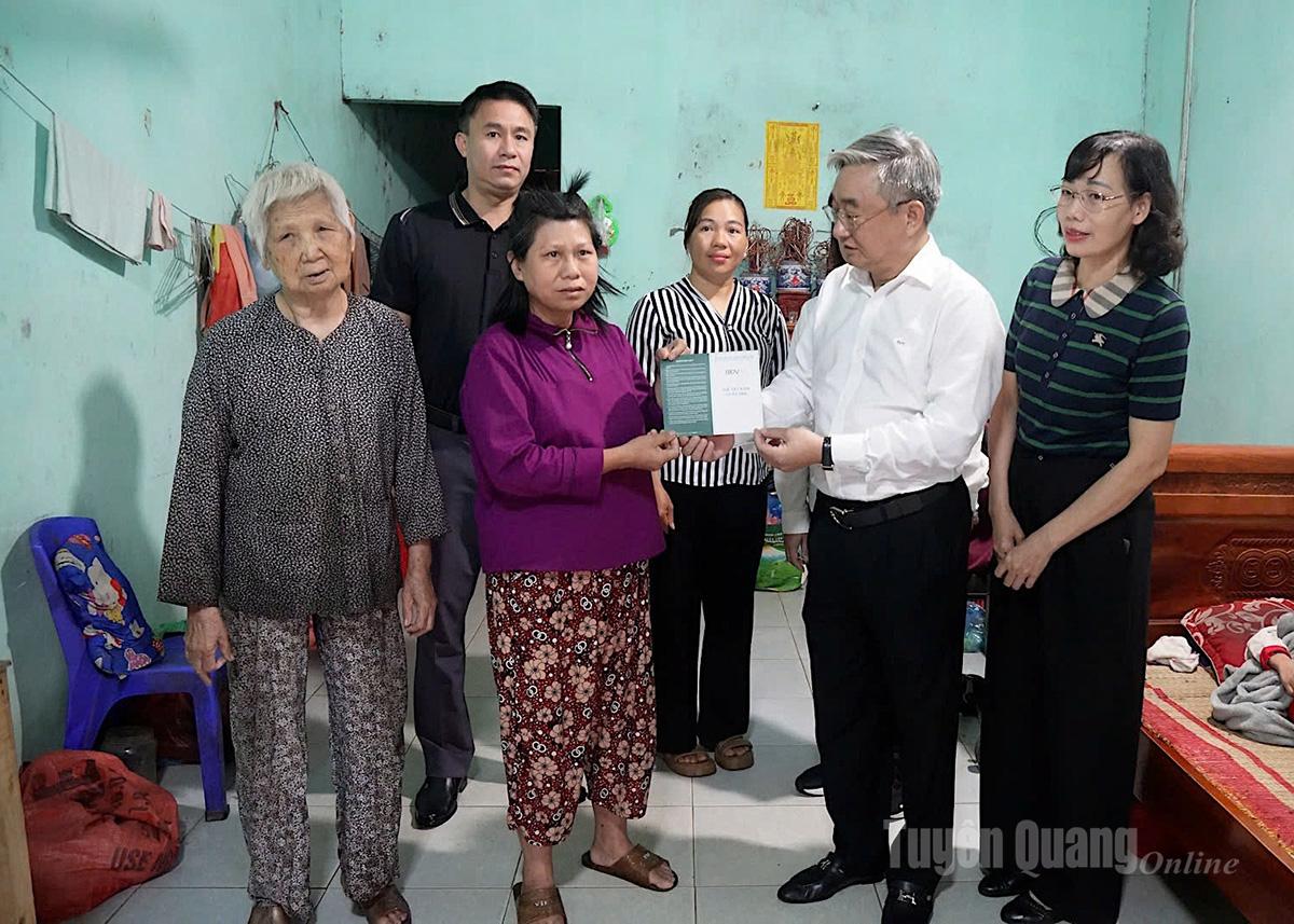 थाई बिन्ह कम्यून के नेताओं ने बचत पुस्तकें सौंपी और सुश्री डांग थू होई के परिवार को कठिनाइयों पर काबू पाने और अपने जीवन को बेहतर बनाने के लिए प्रोत्साहित किया।