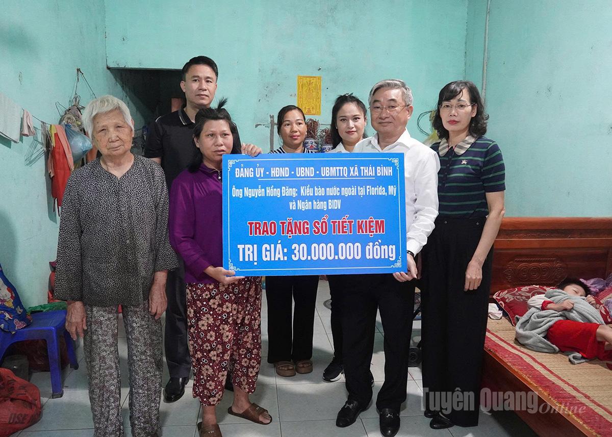 थाई बिन्ह कम्यून की पार्टी समिति और पीपुल्स समिति के प्रतिनिधियों ने हुक गांव की सुश्री डांग थू होई के परिवार को 30 मिलियन वीएनडी मूल्य की बचत पुस्तिका भेंट की।