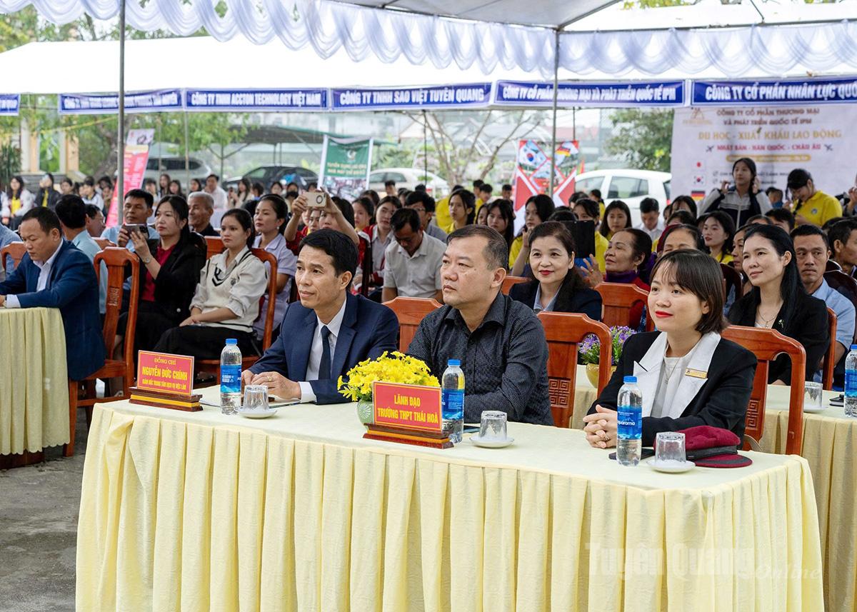 ថ្នាក់​ដឹកនាំ​អង្គភាព និង​សហគ្រាស​បាន​ចូលរួម​ក្នុង​ពិធី​បើក​ពិព័រណ៍​ការងារ។