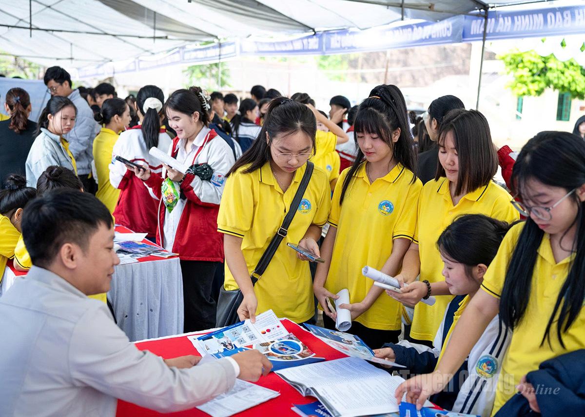 និស្សិត និងកម្មករ ទទួលបានការប្រឹក្សាការងារ និងការណែនាំការងារនៅវគ្គប្រតិបត្តិការ។