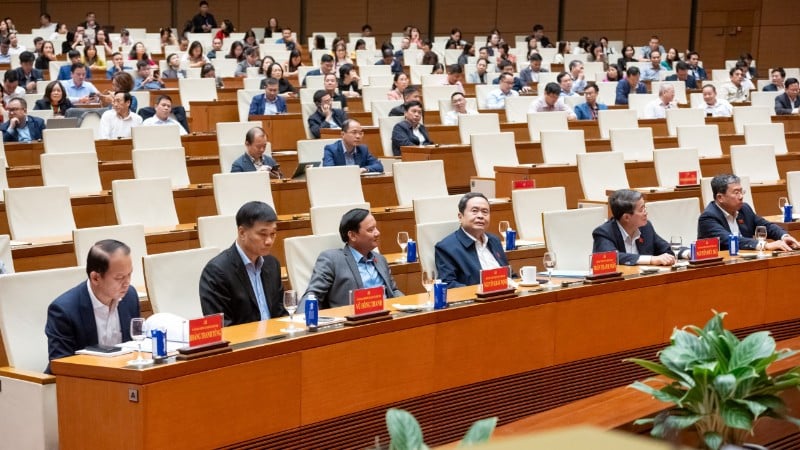 Ο Πρόεδρος της Εθνοσυνέλευσης, Tran Thanh Man, και οι Αντιπρόεδροι της Εθνοσυνέλευσης και οι σύνεδροι που παρευρέθηκαν στο συνέδριο. (Φωτογραφία: DUY LINH)