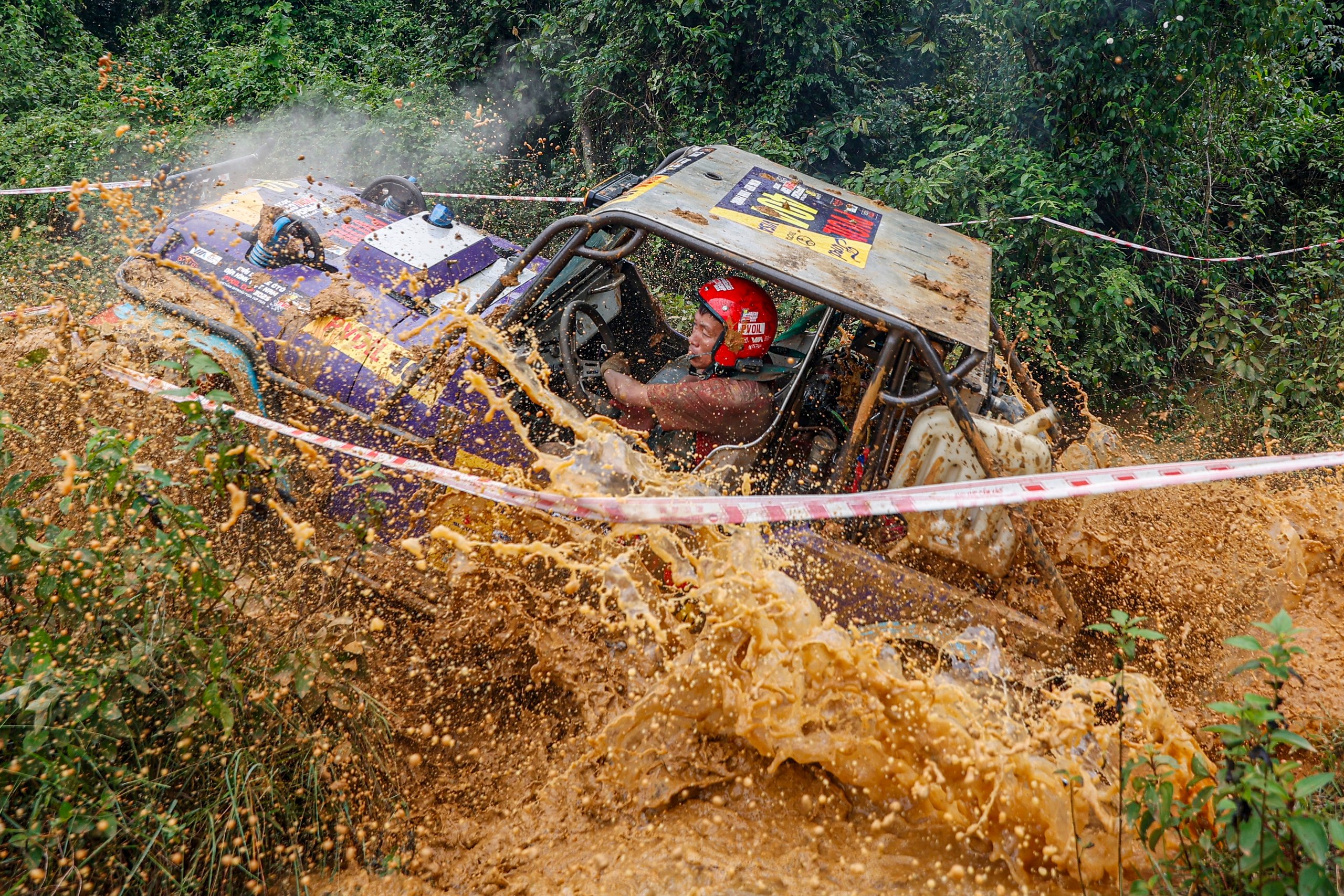 'Lái cứng' loay hoay vượt lầy tại giải đua ô tô địa hình lớn nhất Việt Nam- Ảnh 1.