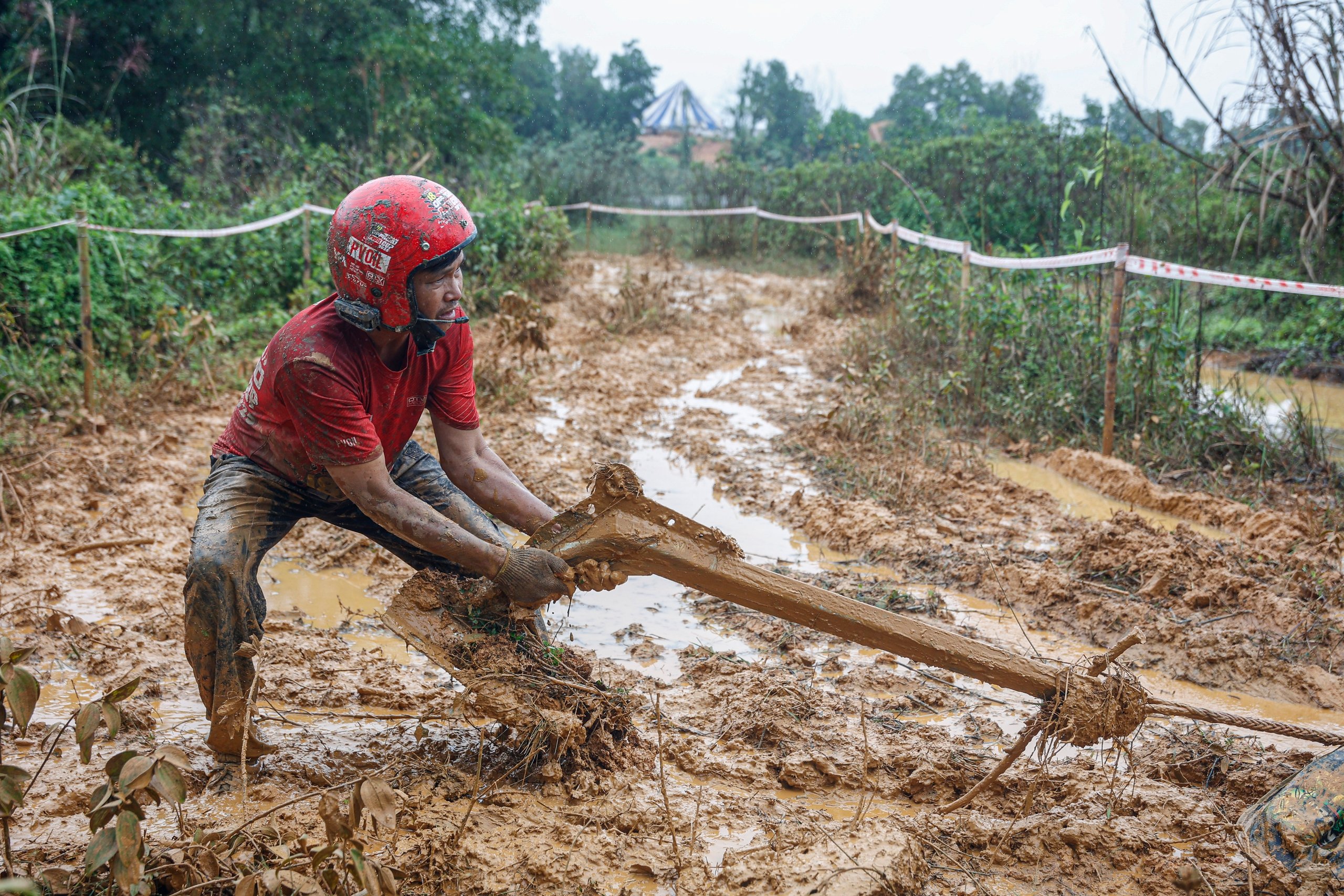 'Lái cứng' loay hoay vượt lầy tại giải đua ô tô địa hình lớn nhất Việt Nam- Ảnh 4.