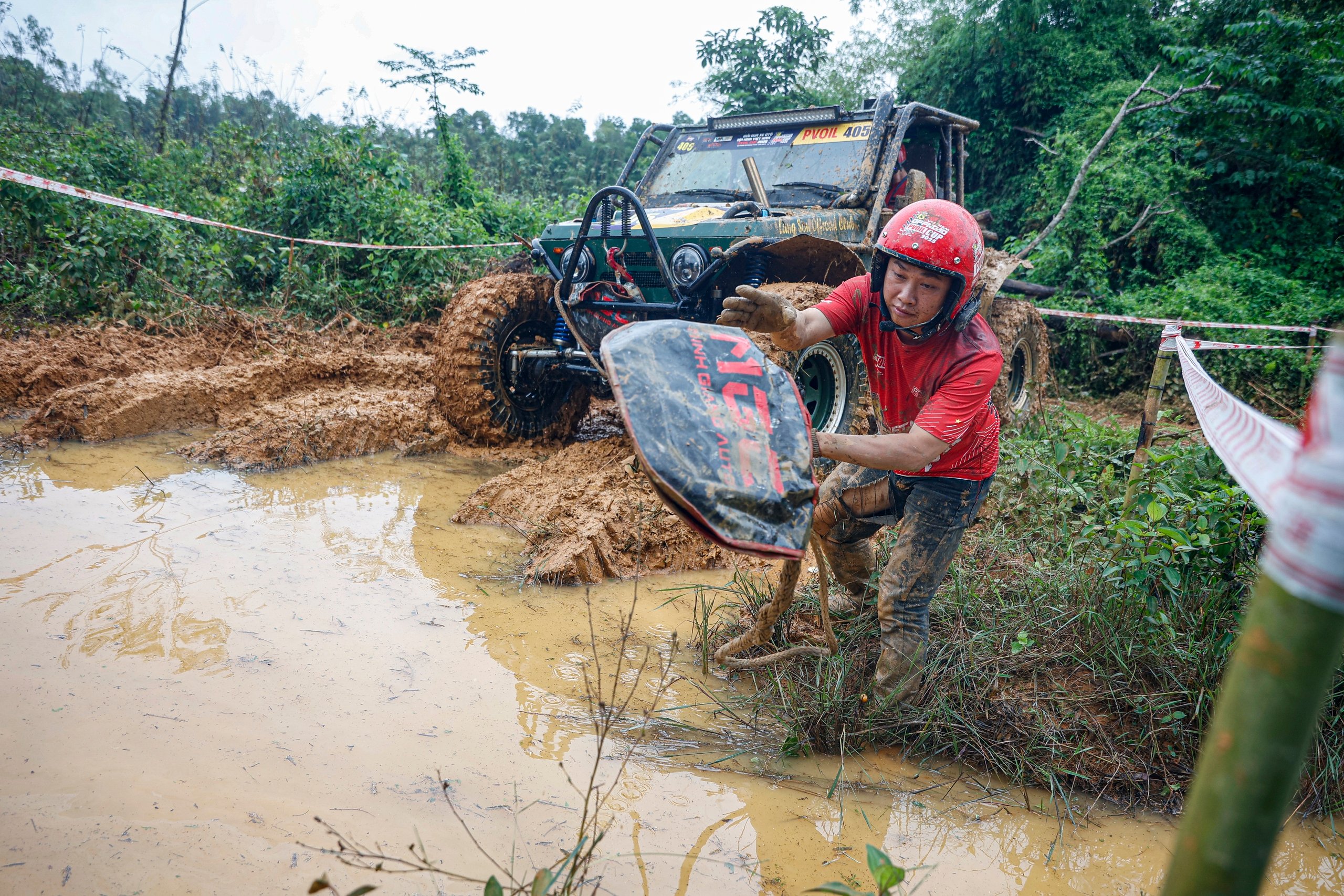 'Lái cứng' loay hoay vượt lầy tại giải đua ô tô địa hình lớn nhất Việt Nam- Ảnh 7.
