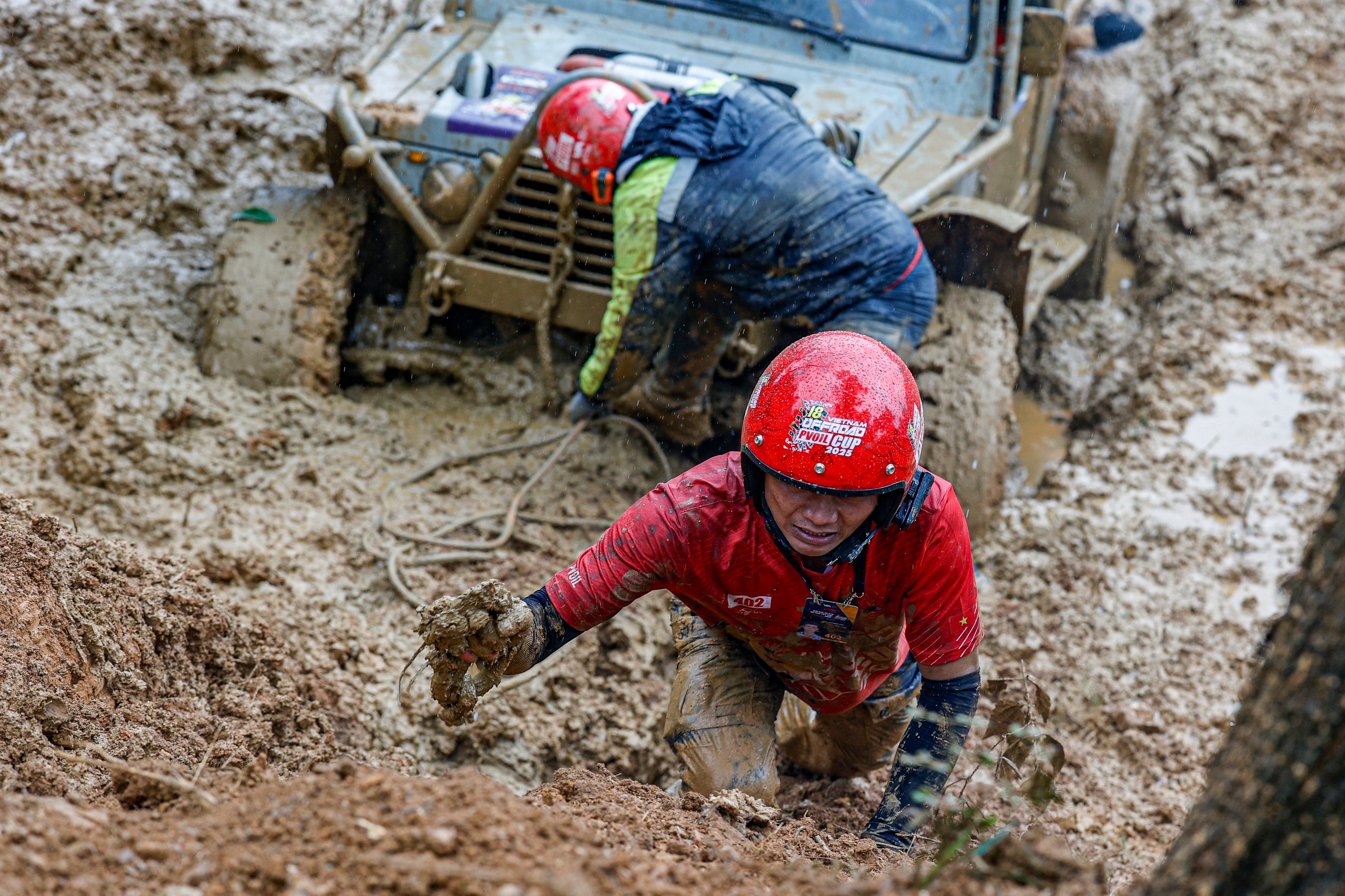 'Lái cứng' loay hoay vượt lầy tại giải đua ô tô địa hình lớn nhất Việt Nam- Ảnh 10.