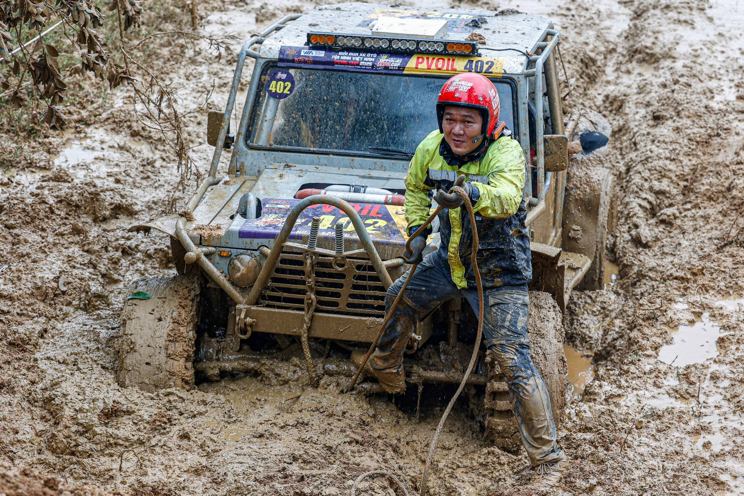 'Lái cứng' loay hoay vượt lầy tại giải đua ô tô địa hình lớn nhất Việt Nam- Ảnh 11.