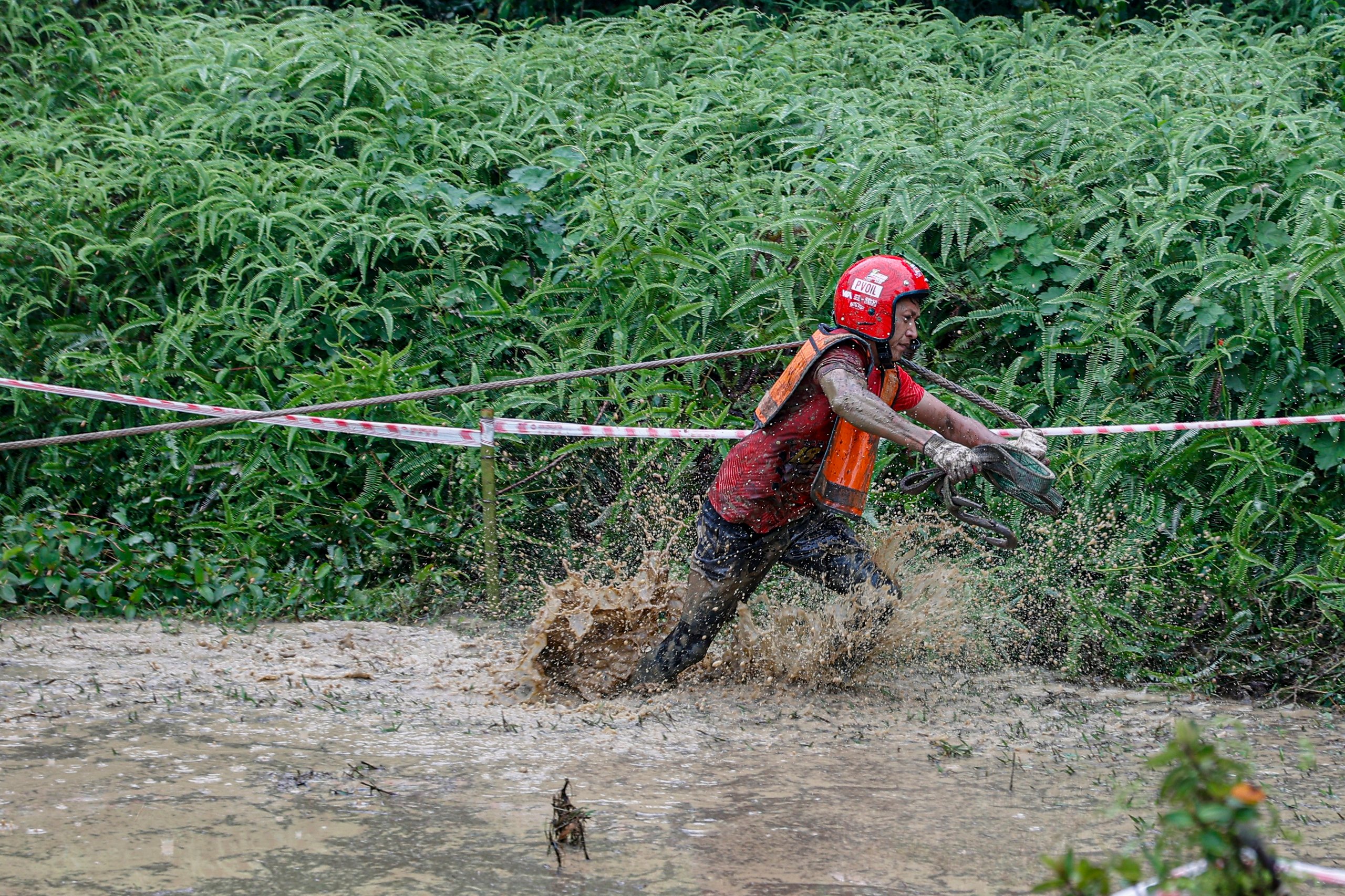 'Lái cứng' loay hoay vượt lầy tại giải đua ô tô địa hình lớn nhất Việt Nam- Ảnh 15.