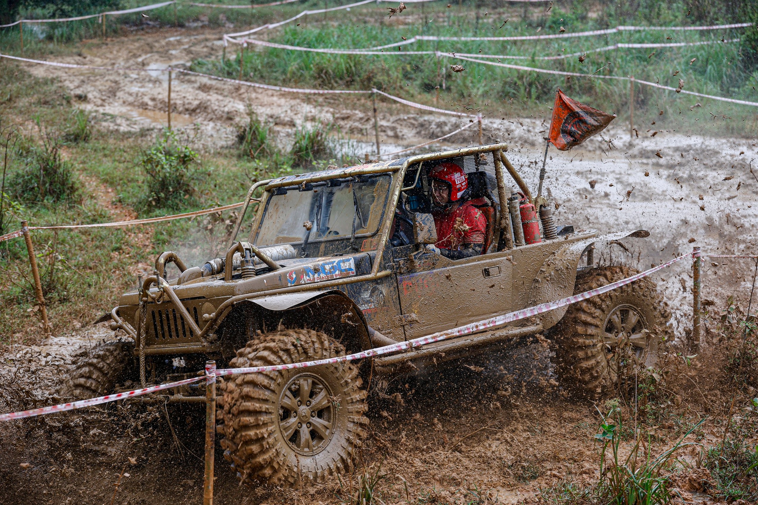 'Lái cứng' loay hoay vượt lầy tại giải đua ô tô địa hình lớn nhất Việt Nam- Ảnh 18.