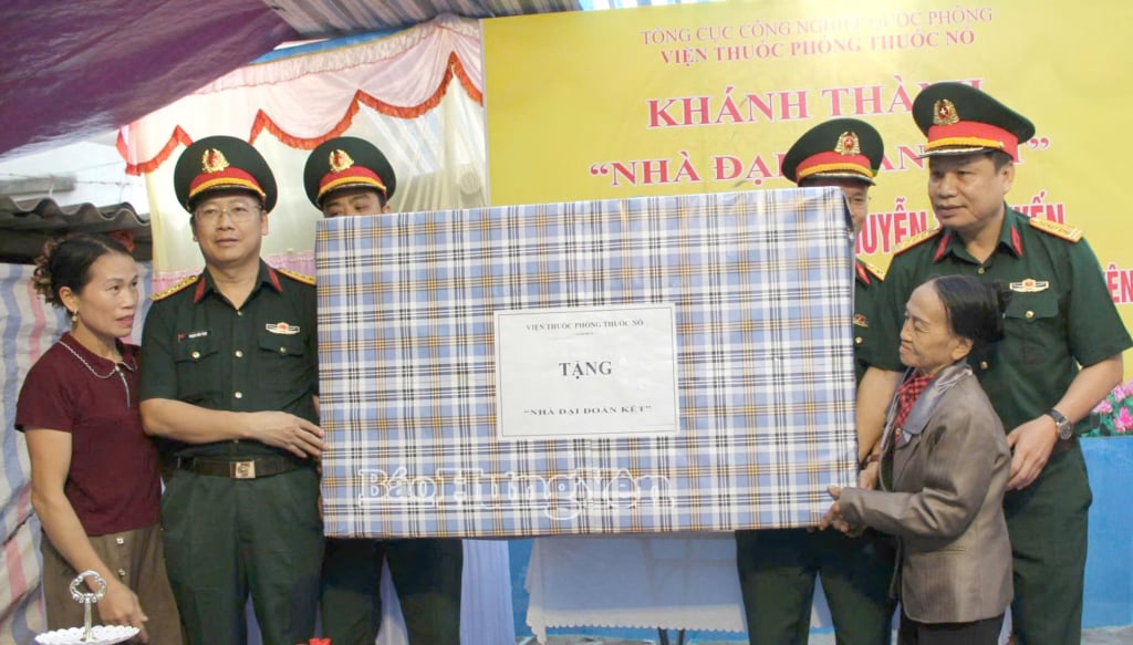 Ledare för Institutet för drivmedel och sprängämnen överlämnade gåvor till Ms. Nguyen Thi Tuyens familj i samband med invigningen och överlämnandet av det stora solidaritetshuset.