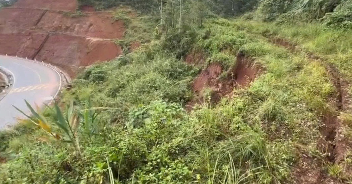 Xuất hiện hai vết nứt lớn đe dọa quốc lộ 24 và khu dân cư ở Quảng Ngãi