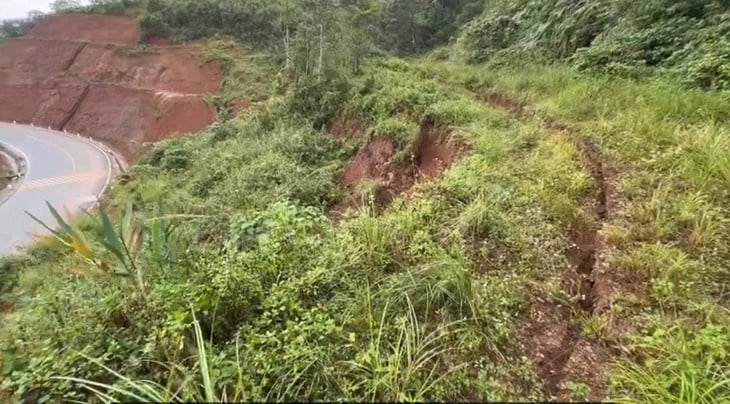 Xuất hiện hai vết nứt lớn đe dọa quốc lộ 24 và khu dân cư ở Quảng Ngãi - Ảnh 1.