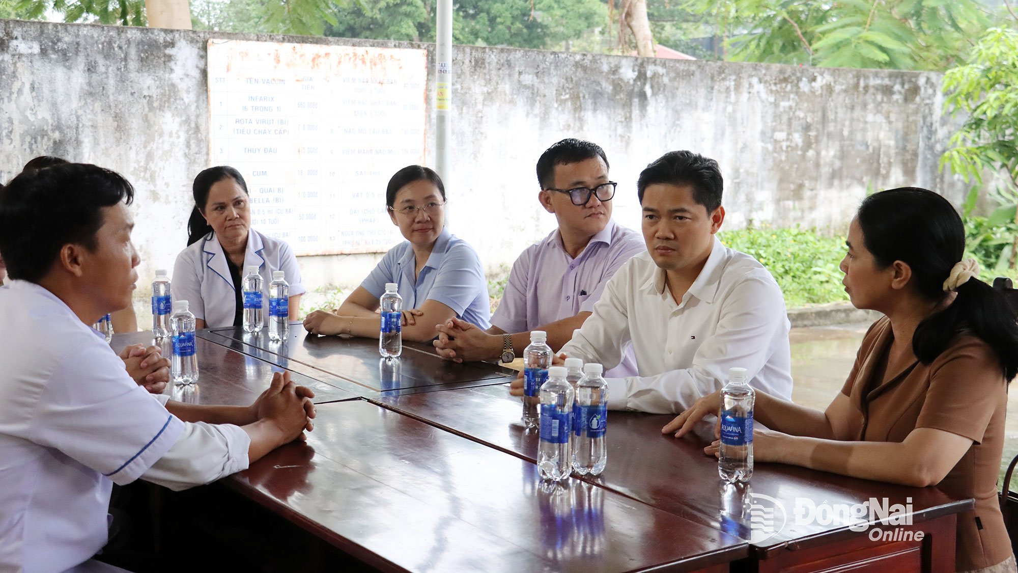 Mr. Vu Manh Ha, alternate member of the Party Central Committee, Permanent Deputy Minister of Health (second from right) listens to a report on the grassroots health situation at the Chon Thanh Ward Health Station. Photo: Nhu Nam