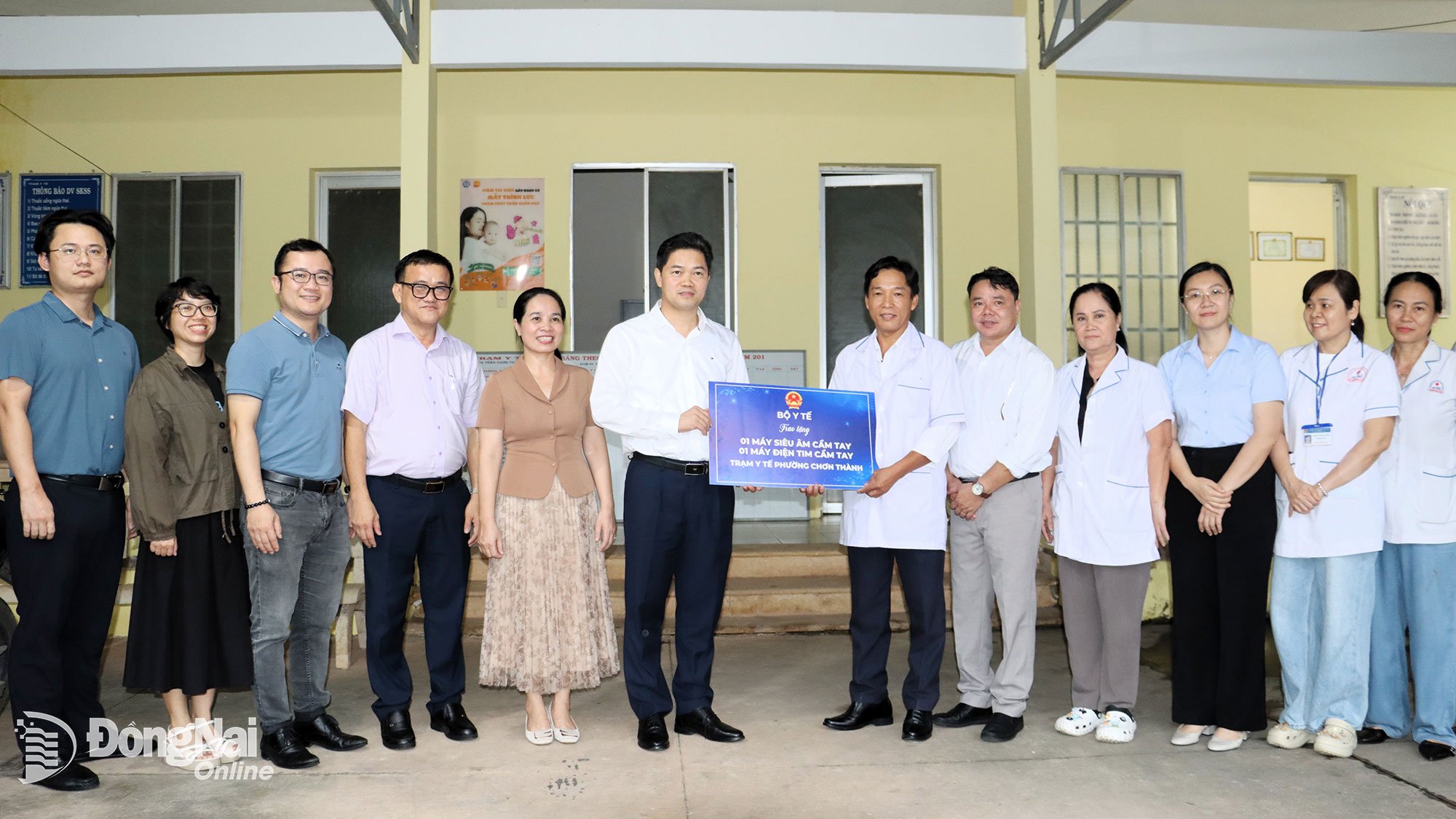 Mr. Vu Manh Ha, Alternate Member of the Party Central Committee, Permanent Deputy Minister of Health, presented a portable ultrasound machine and a portable ECG machine to the Chon Thanh Ward Health Station. Photo: Nhu Nam 