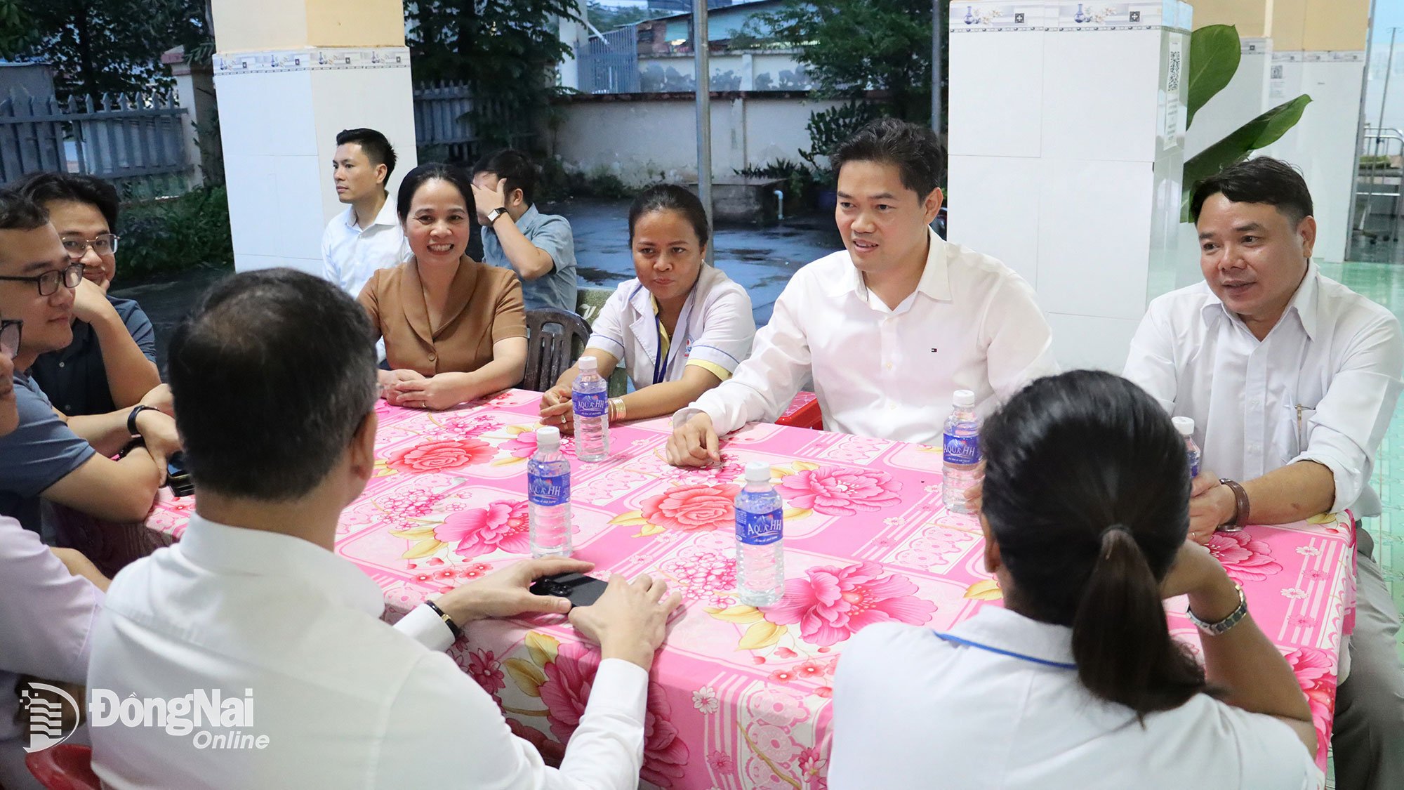 The Ministry of Health's working delegation works at Nha Bich Commune Health Station. Photo: Nhu Nam   