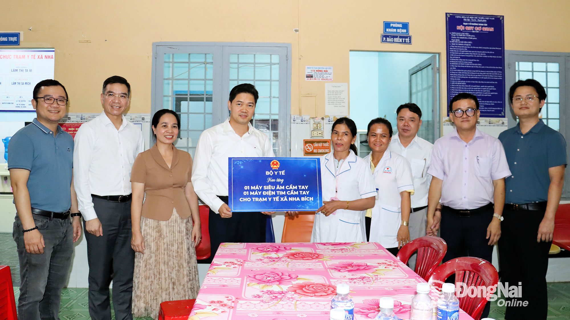 The Ministry of Health delegation presented a portable ultrasound machine and a portable ECG machine to Nha Bich Commune Health Station. Photo: Nhu Nam 