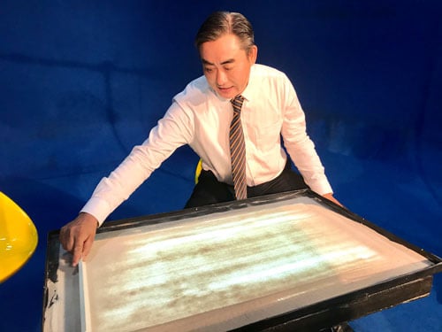 Árnyékbábozás Dang Tri Duc homokfestményeivel - 1. kép. Cuộc chơi rối bóng với tranh cát của Đặng Trí Đức - Ảnh 1.