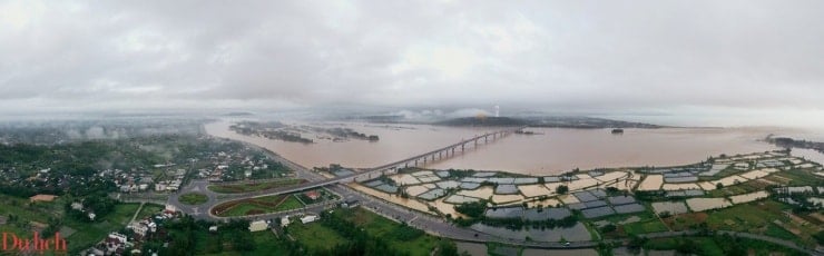 El momento de la estatua de Buda más alta de Vietnam junto al río durante la temporada de inundaciones - 1