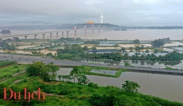 El momento de la estatua de Buda más alta de Vietnam junto al río durante la temporada de inundaciones - 2