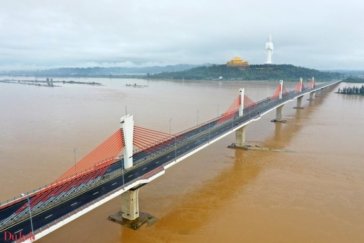 El momento de la estatua de Buda más alta de Vietnam junto al río durante la temporada de inundaciones - 4
