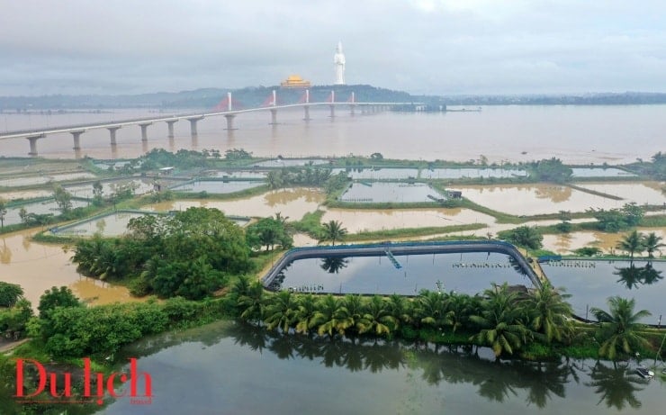 El momento de la estatua de Buda más alta de Vietnam junto al río durante la temporada de inundaciones - 6