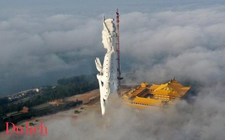 El momento de la estatua de Buda más alta de Vietnam junto al río durante la temporada de inundaciones - 3