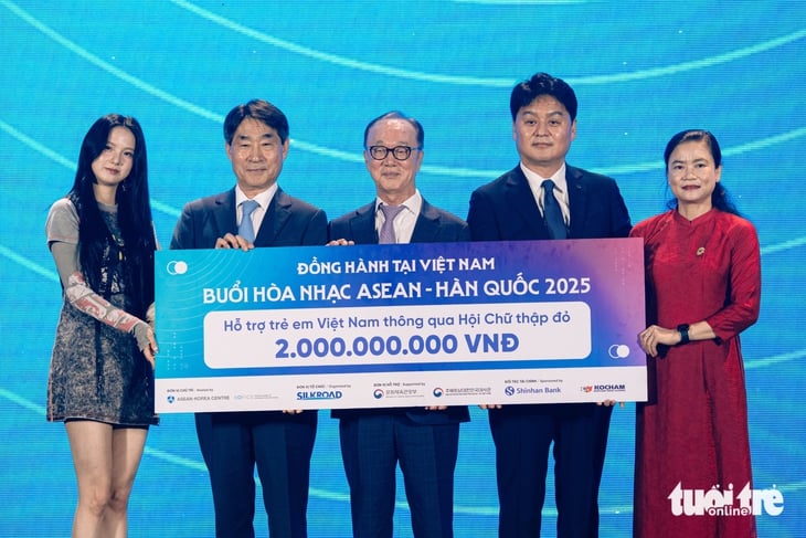 Đức Phúc tái hiện tiết mục chung kết Intervision, hát cùng Sooyoung trong đêm nhạc ASEAN - Hàn Quốc - Ảnh 4.