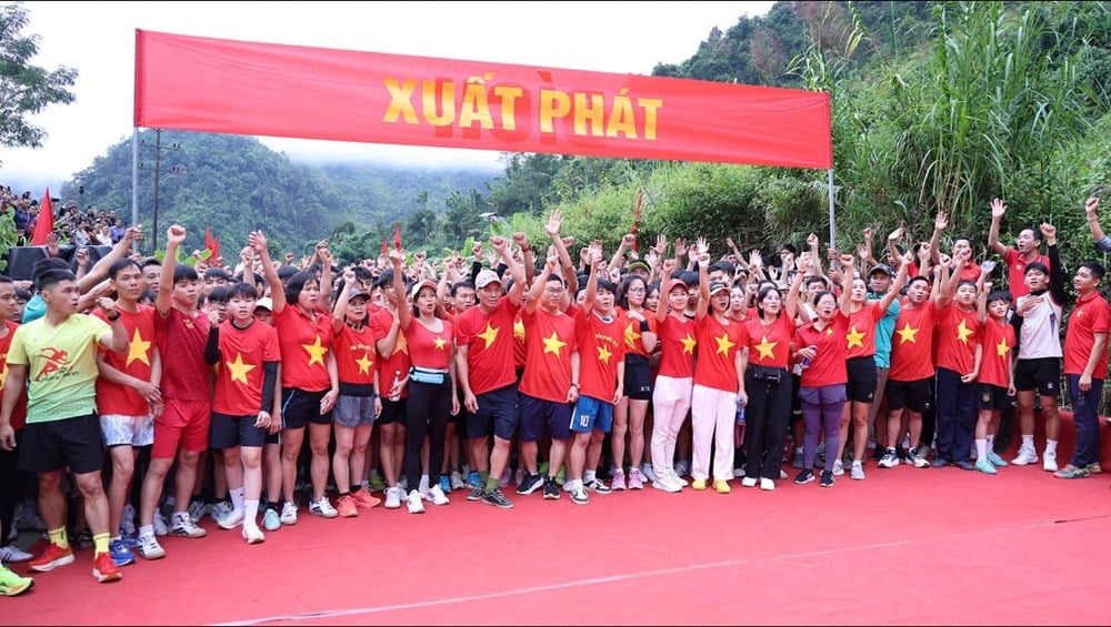 بیش از ۱۰۰۰ ورزشکار در مسابقه «فصل طلایی در میان ابرهای بن ایت» شرکت می‌کنند - عکس ۱