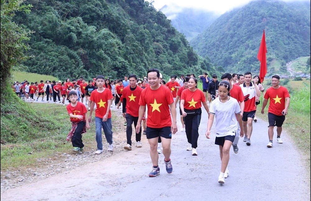 بیش از ۱۰۰۰ ورزشکار در مسابقه «فصل طلایی در میان ابرهای بن ایت» شرکت می‌کنند - عکس ۳