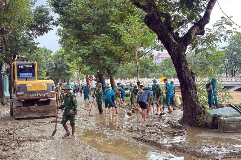 Extra steun van 100 miljard VND voor de stad Hue om de schade door overstromingen te boven te komen - Foto 1. Hỗ trợ bổ sung 100 tỷ đồng cho TP Huế khắc phục thiệt hại do mưa lũ- Ảnh 1.