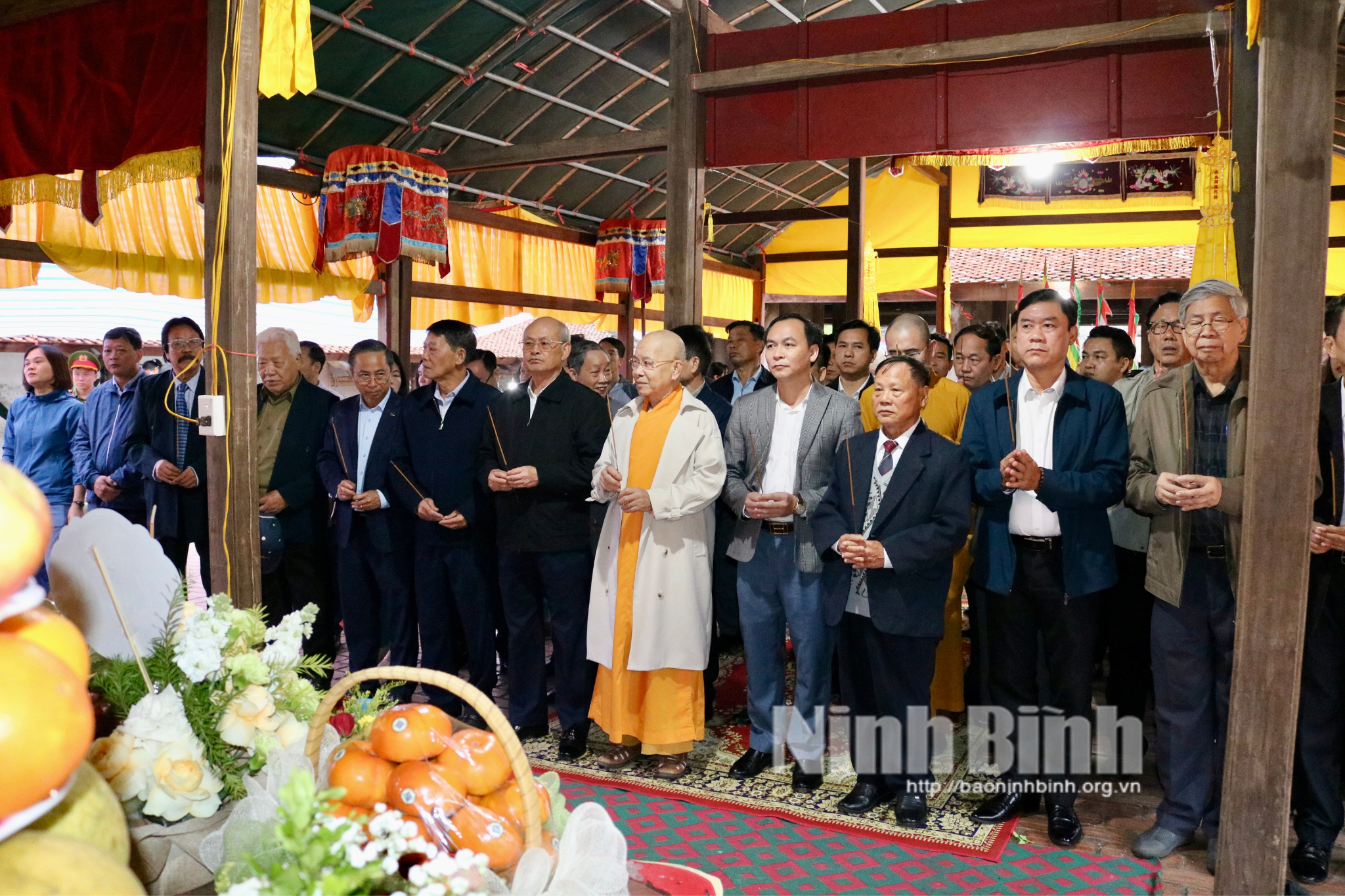 ບັນດາຜູ້ແທນໄດ້ເຂົ້າຮ່ວມພິທີຖະຫວາຍທູບທຽນອາໄລຫາວັນຄ້າຍວັນເກີດຂອງທ່ານເຈົ້າຊີວິດໂຂງໂລ ຄົບຮອບ 1009 ປີ (1016 - 2025).