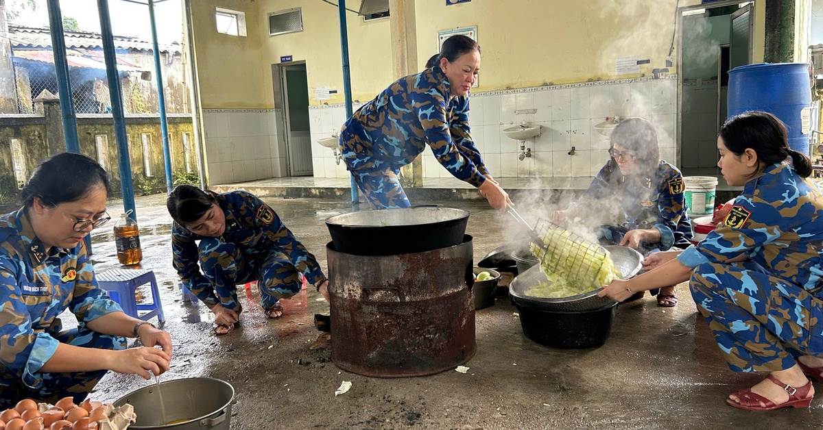 Ba ngôi trường ở Đà Nẵng sáng còn bê bết bùn, tối đã sạch trơn khiến người dân vùng lũ bất ngờ