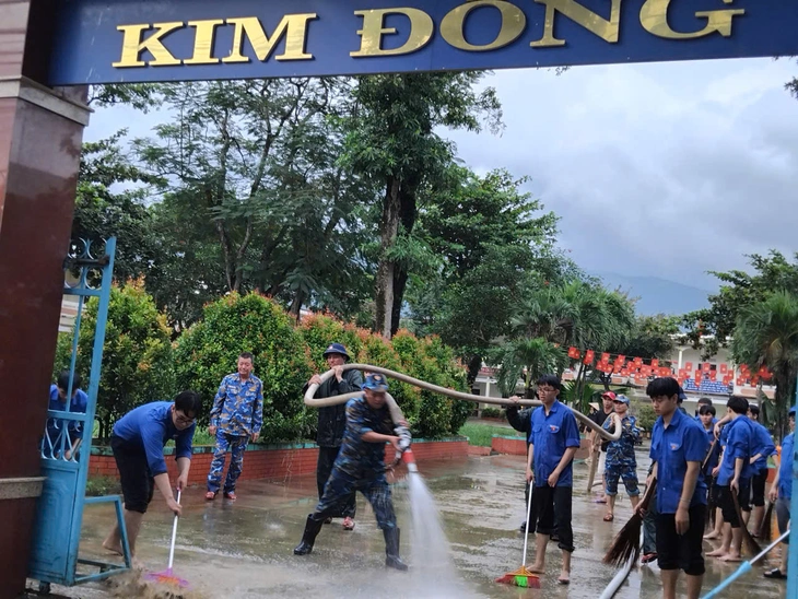 Ba ngôi trường ở Đà Nẵng sáng còn bê bết bùn, tối đã sạch trơn khiến người dân vùng lũ bất ngờ - Ảnh 2.