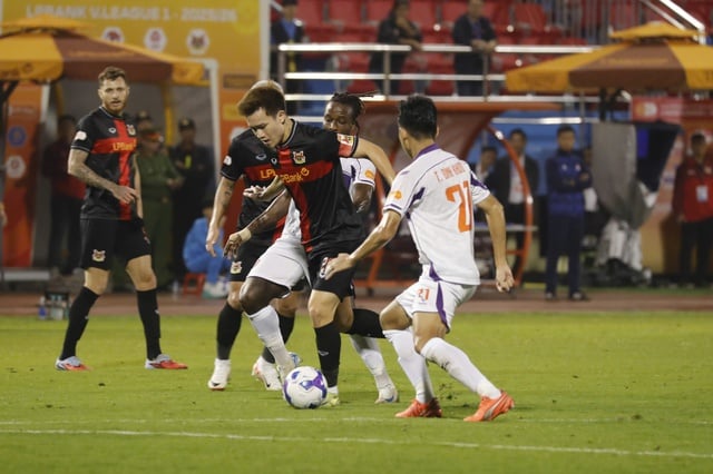 តារាងការប្រកួត V-League ថ្ងៃនេះ៖ ប្រសិនបើពួកគេមិនអាចយកឈ្នះ SLNA បានទេ តើក្រុមម្ចាស់ផ្ទះ Ninh Binh គិតយ៉ាងណាចំពោះការឈ្នះជើងឯក? - រូបថត ២. Lịch thi đấu V-League hôm nay: Nếu không thắng nổi SLNA, chủ nhà Ninh Bình sao nghĩ đến vô địch?- Ảnh 2.