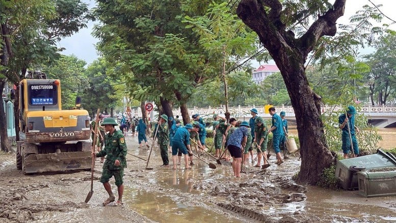 Пограничники города Хюэ и местные власти убирают улицу Фан Чу Чинь в районе Туан Хоа. (Фото: VGP)