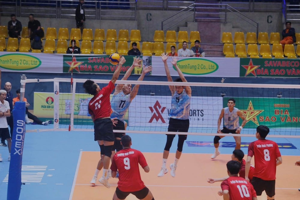 Ho Chi Minh Citys herrlag och Hanois damlag vann den nationella volleybollturneringen i A-klass 2025 - foto 1