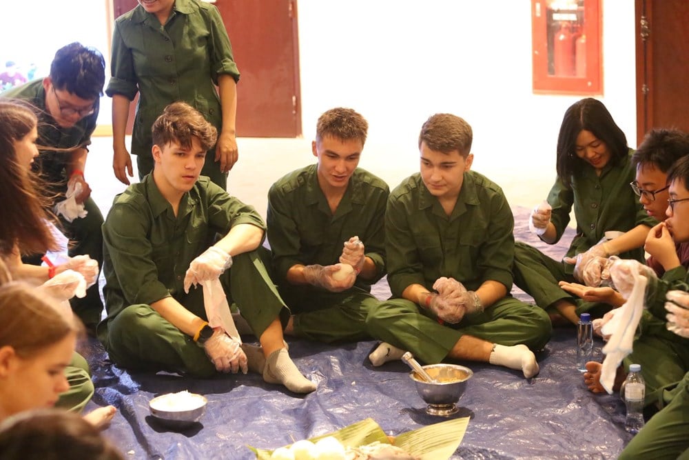 Šíření ducha vítězství Dien Bien Phu mezi studenty v ruském Petrohradu - foto 4