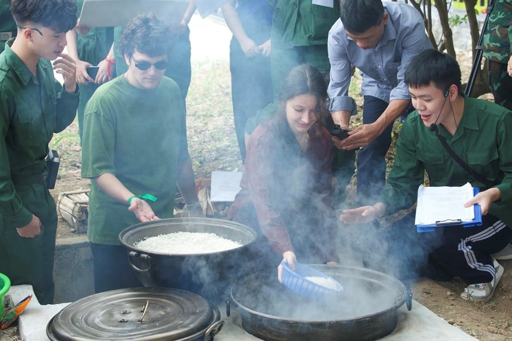 Šíření ducha vítězství Dien Bien Phu mezi studenty v ruském Petrohradu - foto 7