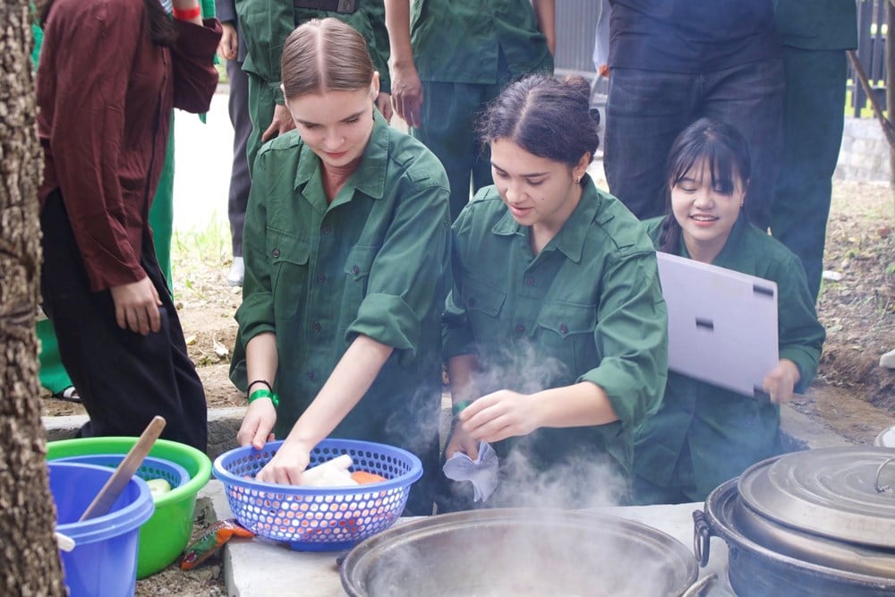 Šíření ducha vítězství Dien Bien Phu mezi studenty v ruském Petrohradu - foto 8