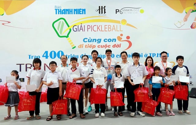 Vacker gest vid den humanitära turneringen 'Att fortsätta livet med barn' - Foto 1. Nghĩa cử đẹp ở giải đấu nhân văn ‘Cùng con đi tiếp cuộc đời’- Ảnh 1.