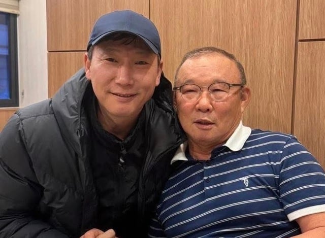 Trener Kim Sang-sik avslørte sannheten for første gang: Han var redd for å få seniorspilleren Park Hang-seo til å «miste ansikt» – Bilde 1. HLV Kim Sang-sik lần đầu hé lộ một sự thật: Chỉ sợ làm bậc tiền bối Park Hang-seo 'mất mặt'- Ảnh 1.