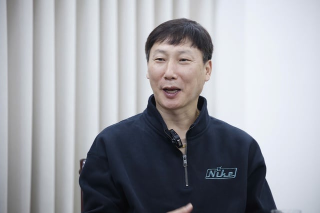 Trener Kim Sang-sik avslørte sannheten for første gang: Han var redd for å få seniorspilleren Park Hang-seo til å «miste ansikt» – Bilde 2. HLV Kim Sang-sik lần đầu hé lộ một sự thật: Chỉ sợ làm bậc tiền bối Park Hang-seo 'mất mặt'- Ảnh 2.
